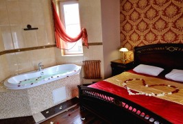 Декорация номера лепестками роз 300 гривен